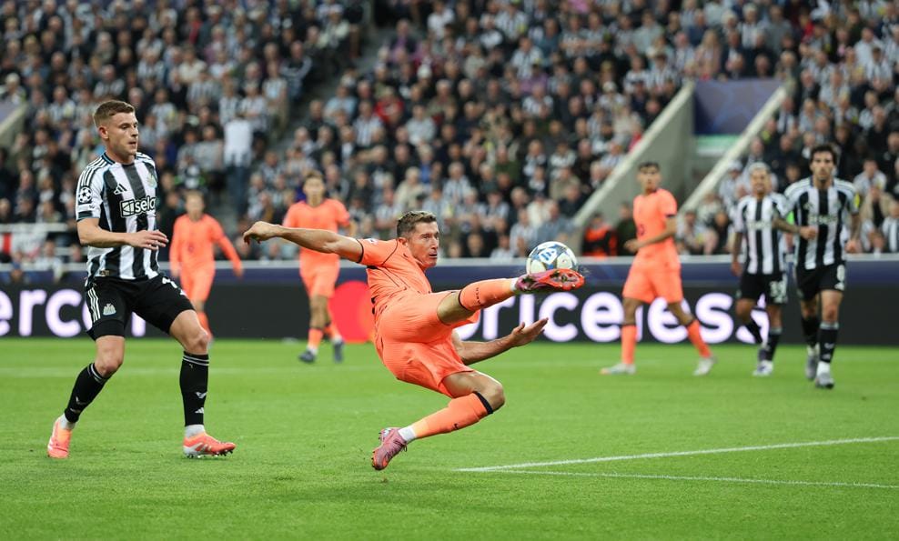 Robert Lewandowski - Newcastle United vs FC Barcelona LIVE | sportzpoint.com