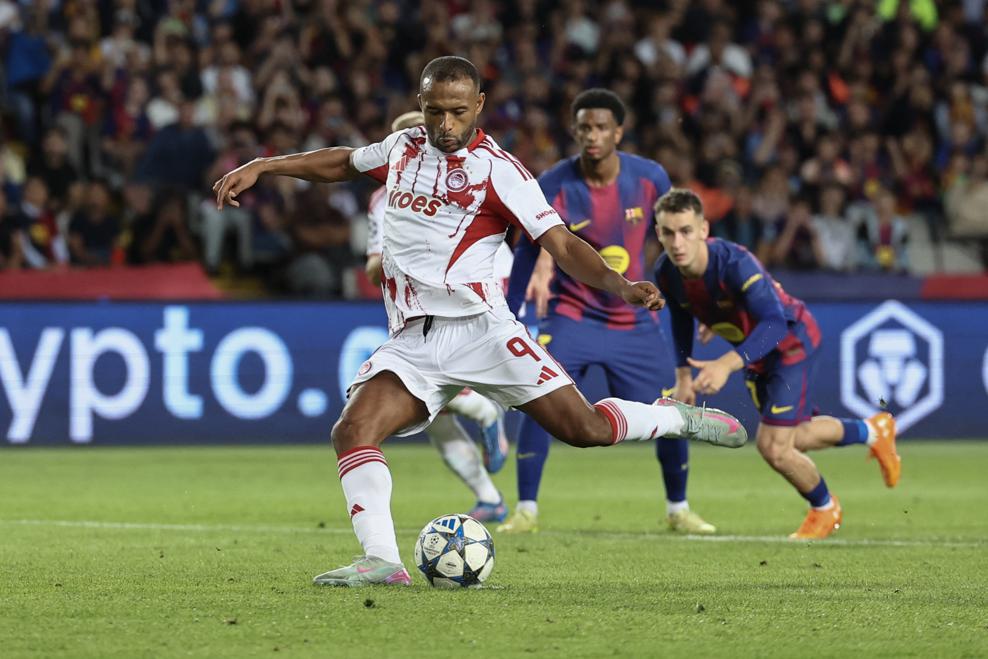 Ayoub El Kaabi scores against FC Barcelona for Olympiacos FC | sportzpoint.com