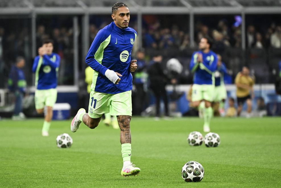 Raphinha during the warmups - Inter Milan vs FC Barcelona UEFA Champions League 2024-25 semi-final 2nd leg LIVE Updates, Scores, News and Free Commentary | sportzpoint.com