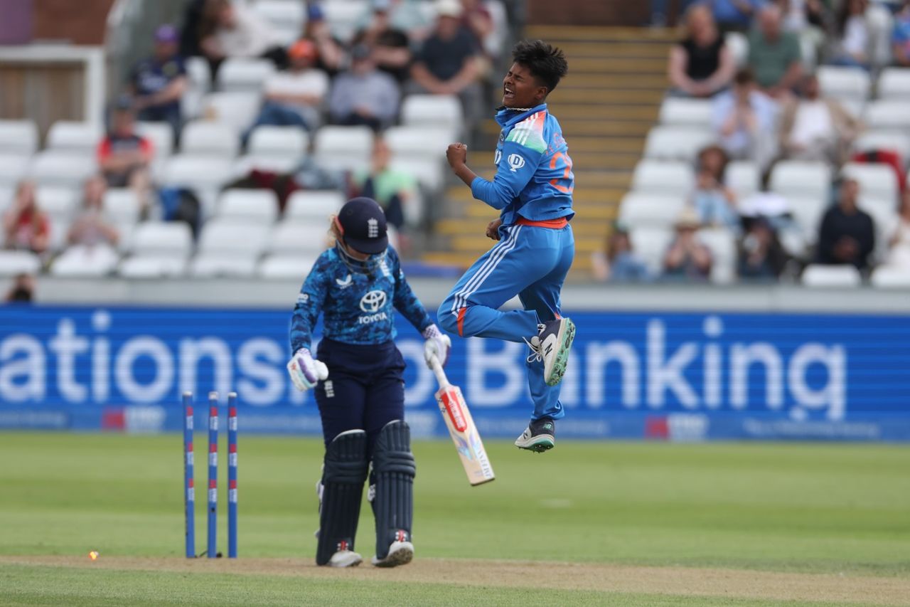 Kranti Goud cleaned up Tammy Beaumont's stumps in the first over | sportzpoint.com