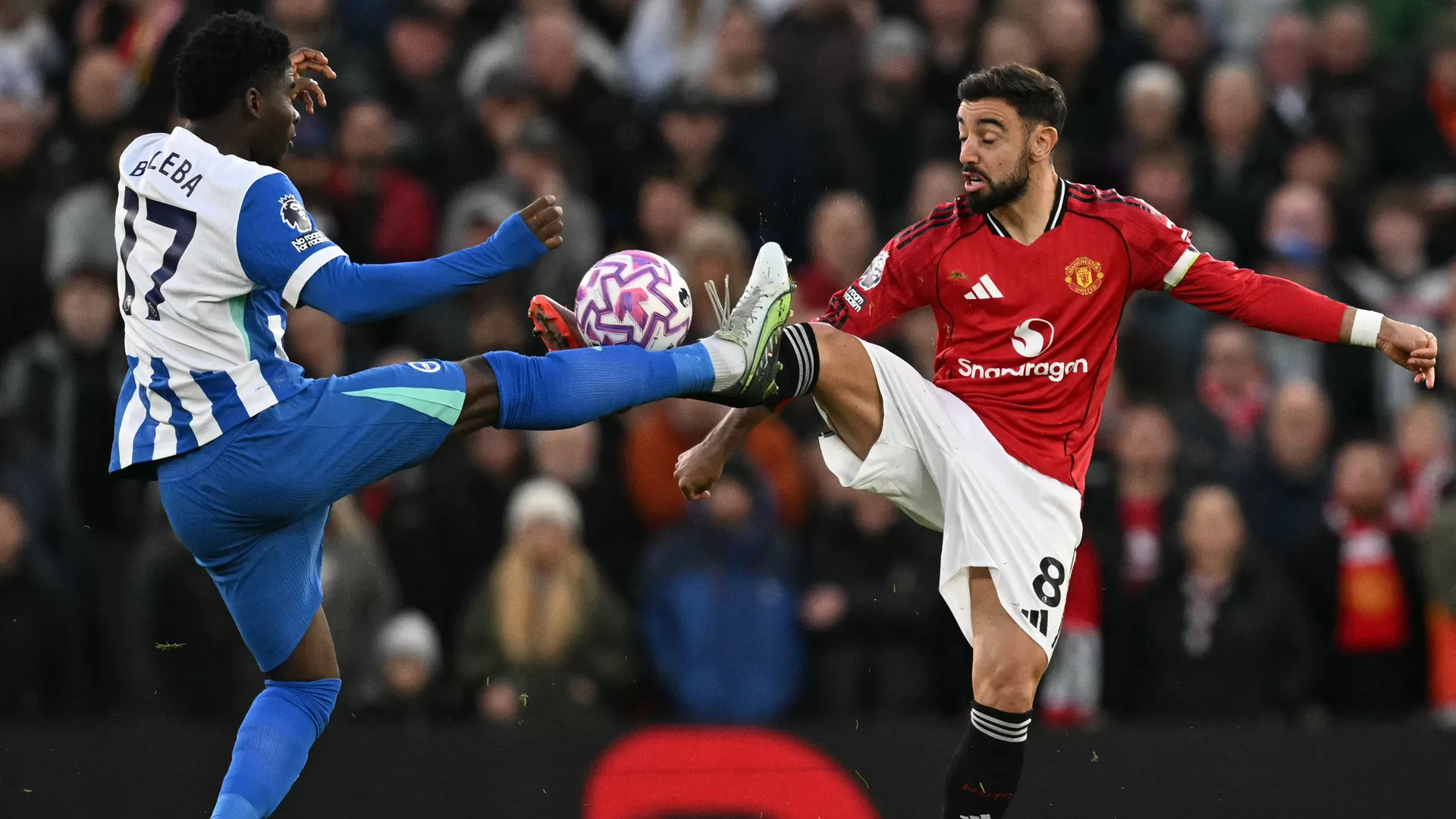 Manchester United vs Brighton, Premier League 2025-26 LIVE: Bruno and Baleba goes for the ball