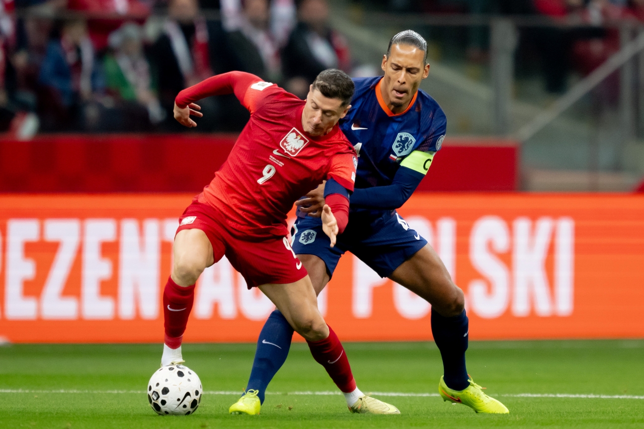 Robert Lewandowski and Virgil van Dijk fighting for a ball during the Poland vs Netherlands FIFA World Cup 2026 qualifiers