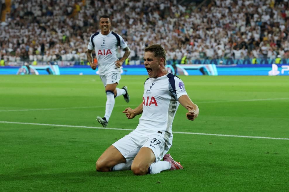 Mickey van de Ven scored the first goal for Spurs in the UEFA Super Cup final against PSG. | sportzpoint.com