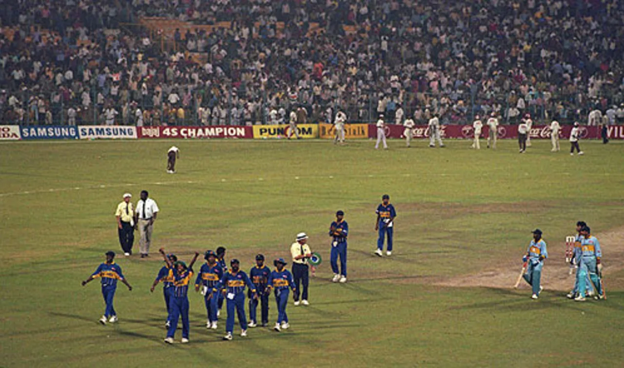 1996 Cricket World Cup semi-final at Eden Gardens was abrupted by fans | sportzpoint.com